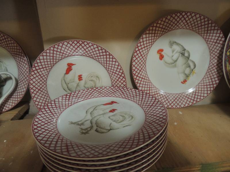 lot 157 image: Rooster dishes 10 dessert plates and 4 coffee mugs