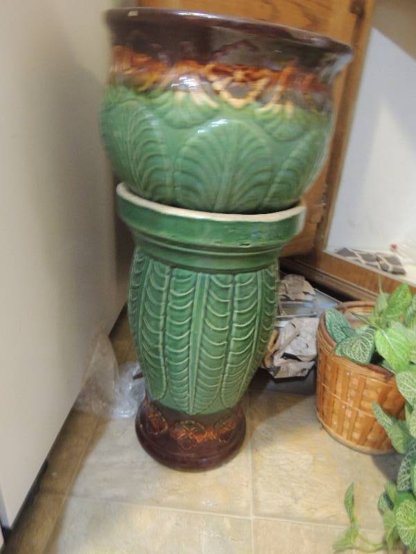 lot 171 image: Planter pot and vase - ROSEVILLE