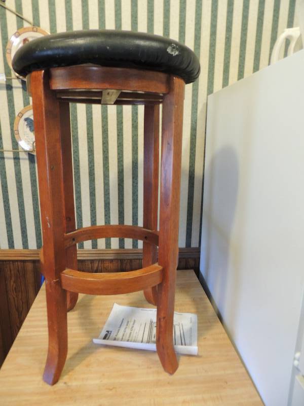 lot 175 image: Brown bar stool black seat