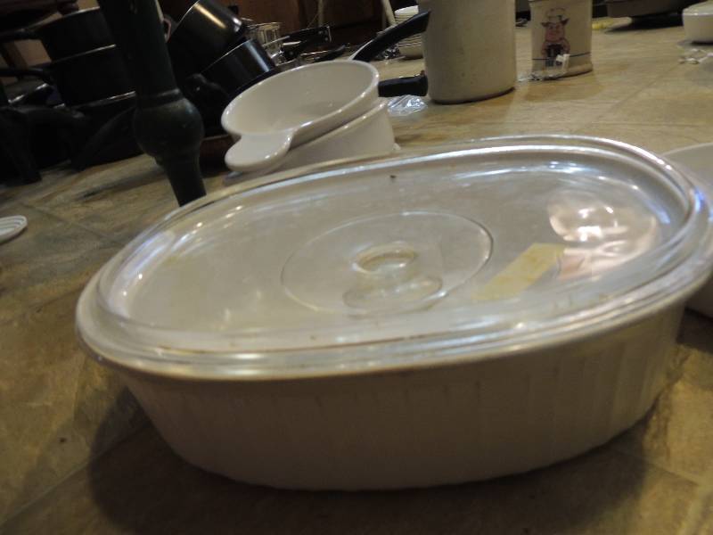 lot 182 image: Strainer, covered mugs, plastic ware glass Tupperware with lid and more