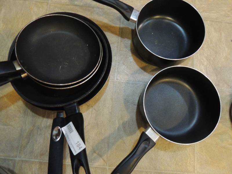 lot 184 image: 2 Black pots 2 frying pans 2 frying skillets