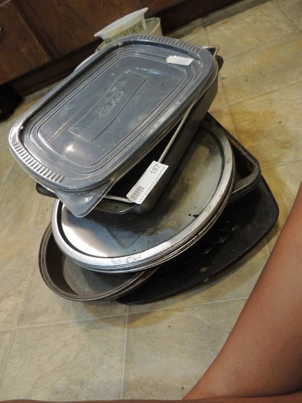 lot 187 image: 8 pizza pans, 2 oval baking pans 1 muffin pan and more