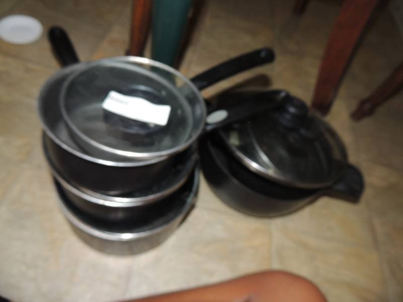 lot 195 image: set of 5 pots with lids