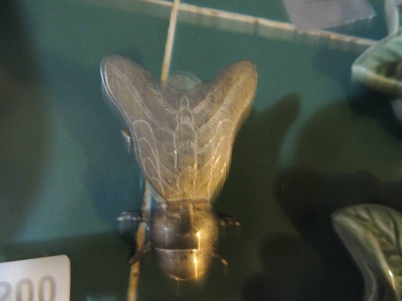 lot 200 image: METAL FLY WITH MOVABLE WINGS - CLEAR GLASS BODY,  & DISH