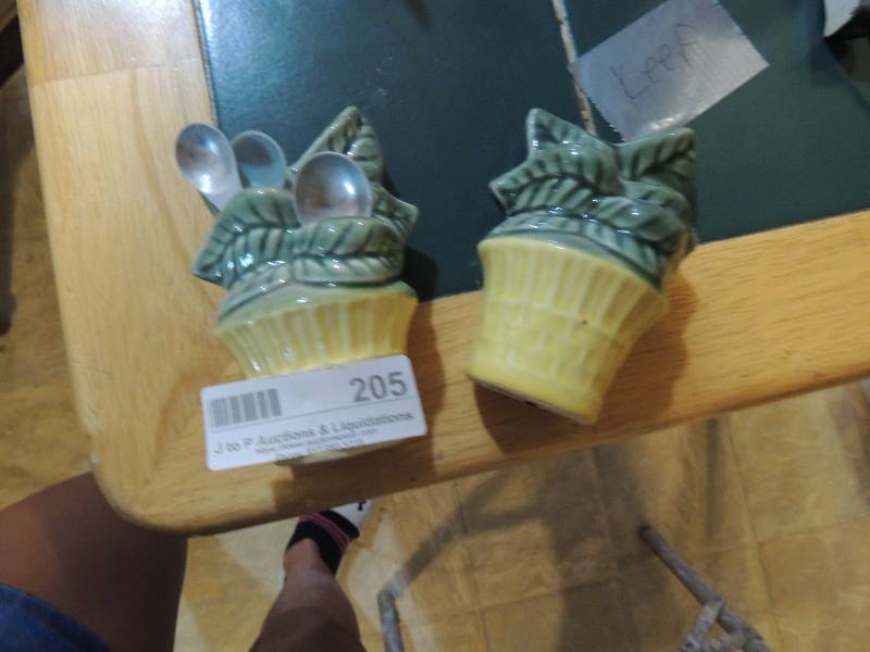 lot 205 image: SMALL FLORAL WALL HANGING POTS X 2