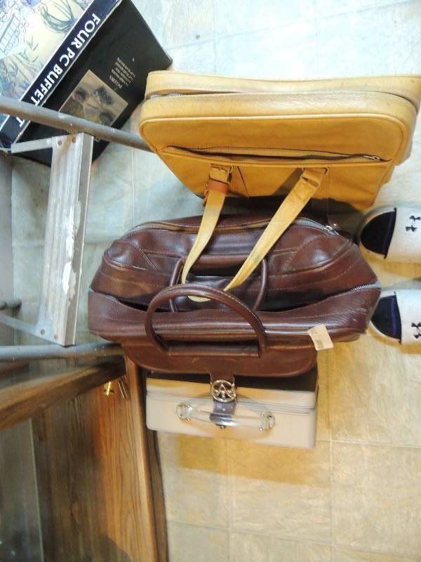 lot 210 image: 2 travel bags 1 handbag