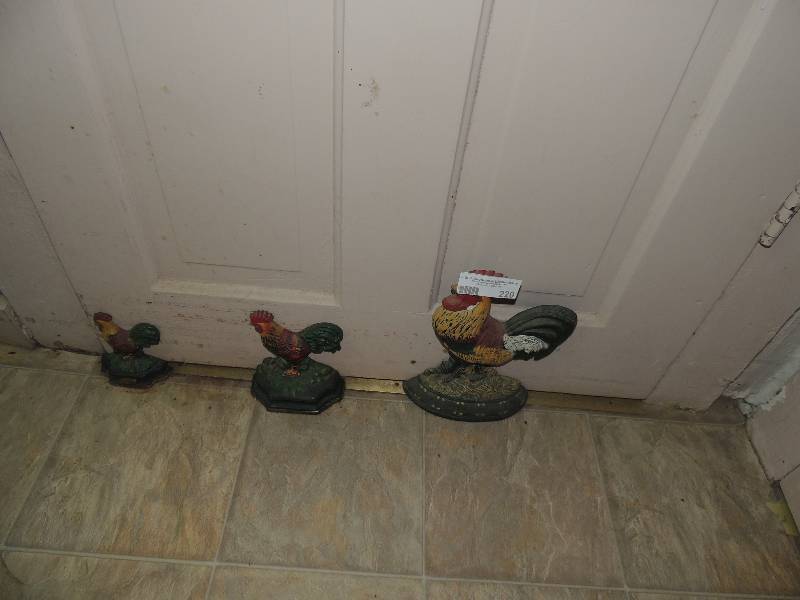 lot 220 image: 3 door stop roosters