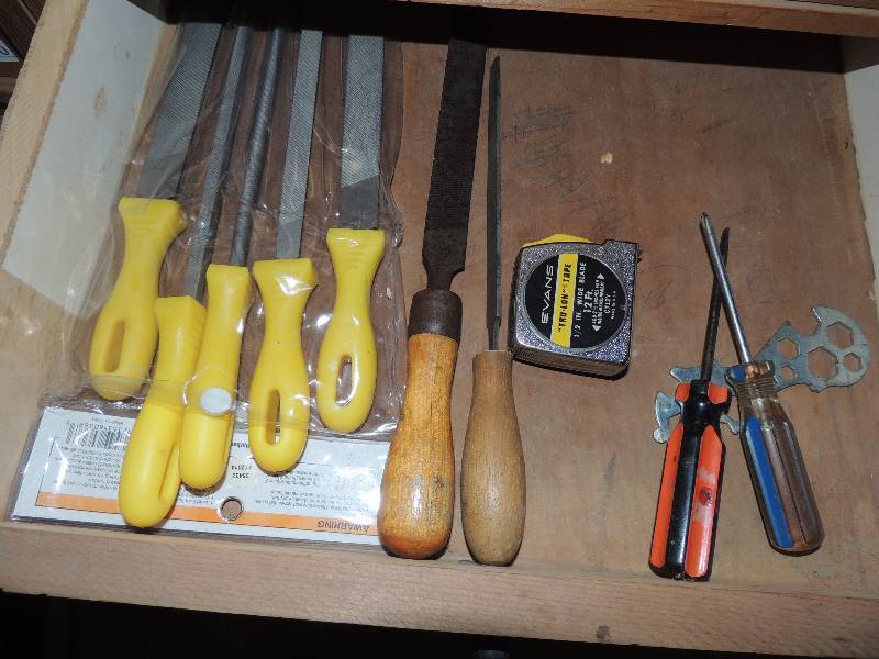 lot 232 image: Pittsburgh 12 fie set tape measure and screw drivers