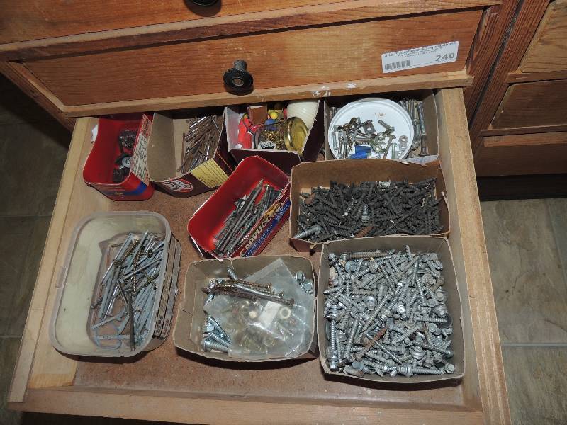 lot 239 image: Various size screws