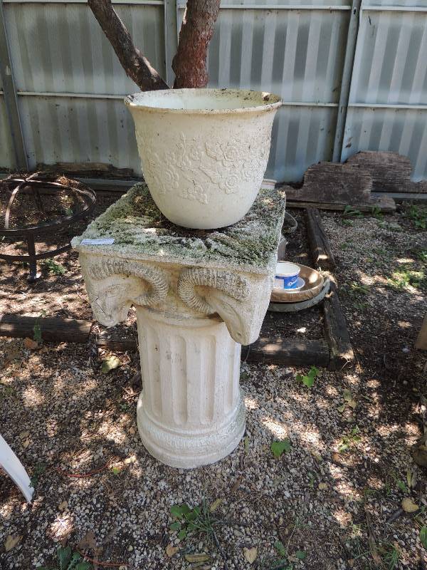 lot 251 image: Outdoor fountain stand and white rose planter
