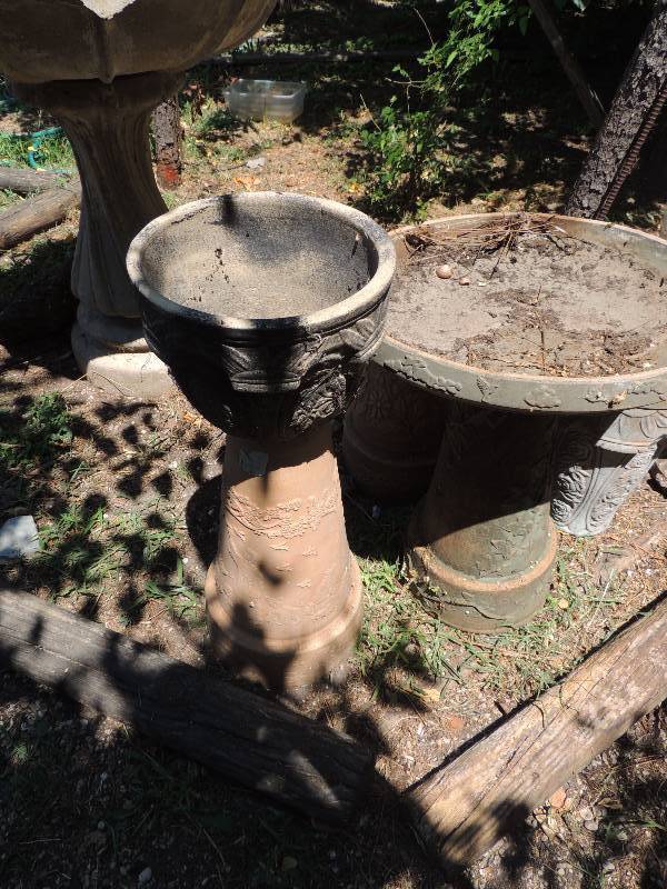 lot 255 image: small bird bath 4 pots