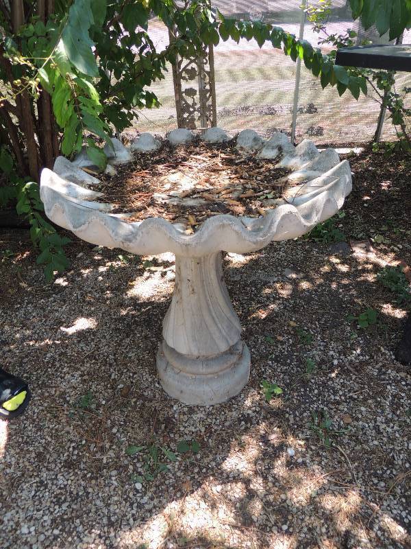 lot 257 image: Bird fountain bird bath