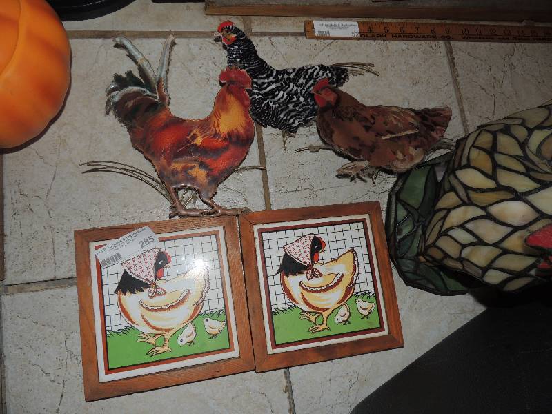 lot 285 image: 2 Hat plate chickens and her hens rooster light