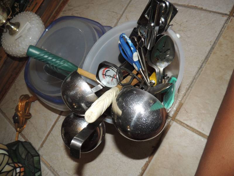 lot 287 image: Bucket of kitchen utensils