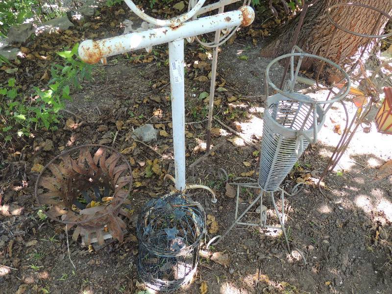 lot 315 image: Lot of metal yard art