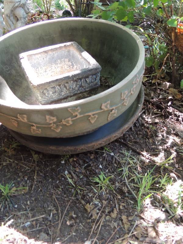lot 318 image: large green planter