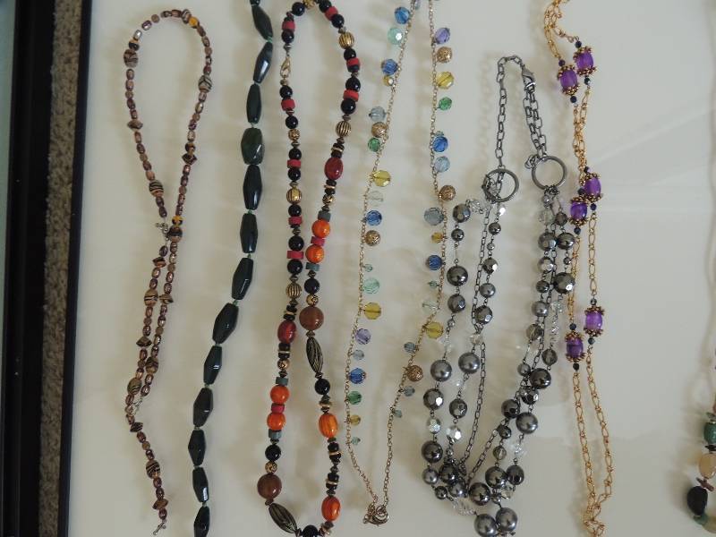 lot 355 image: Jewelry 6 pieces Statement necklaces all seasonal colors