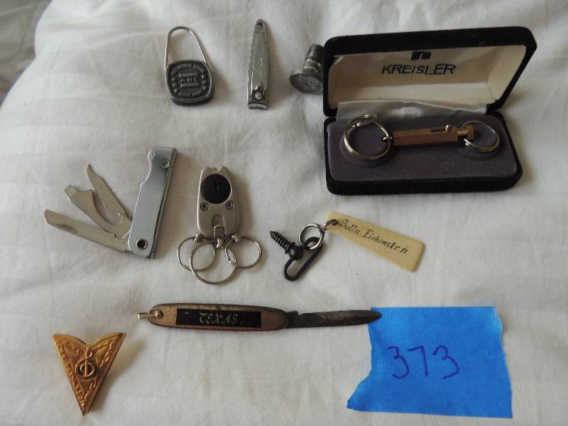 lot 373 image: 9 pieces including clipers, pocket knives, key chains and more
