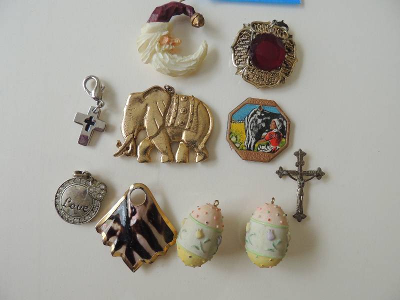 lot 374 image: Charms 10 pieces crosses, Santa, elephant and more