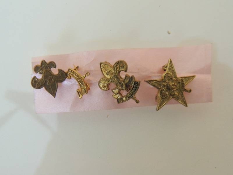 lot 392 image: 4 vintage boy scout pins 1911-1930