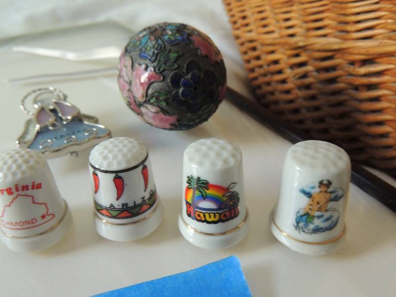 lot 394 image: 4 collector thimbles and 2 Christmas ornaments