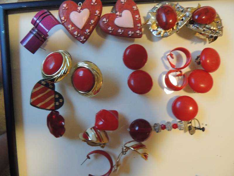 lot 402 image: Lots of Red earrings