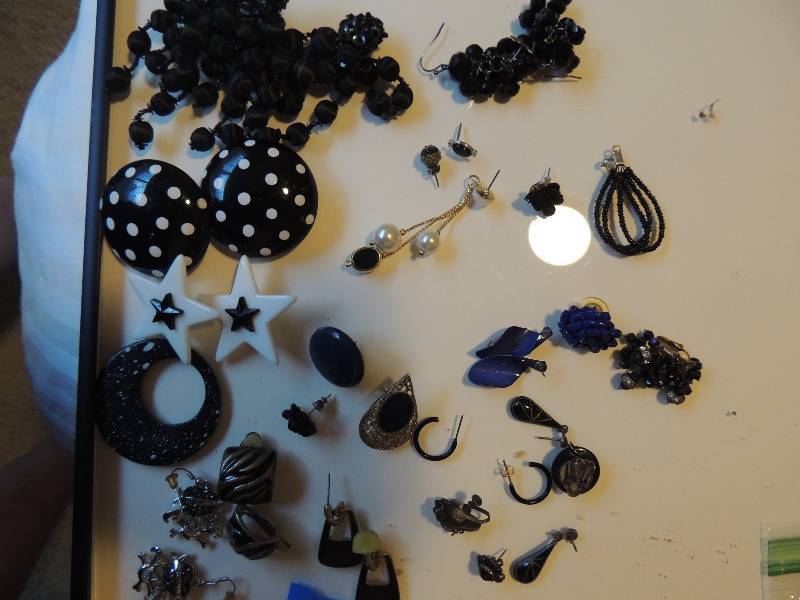lot 403 image: Lots of Black and white earrings