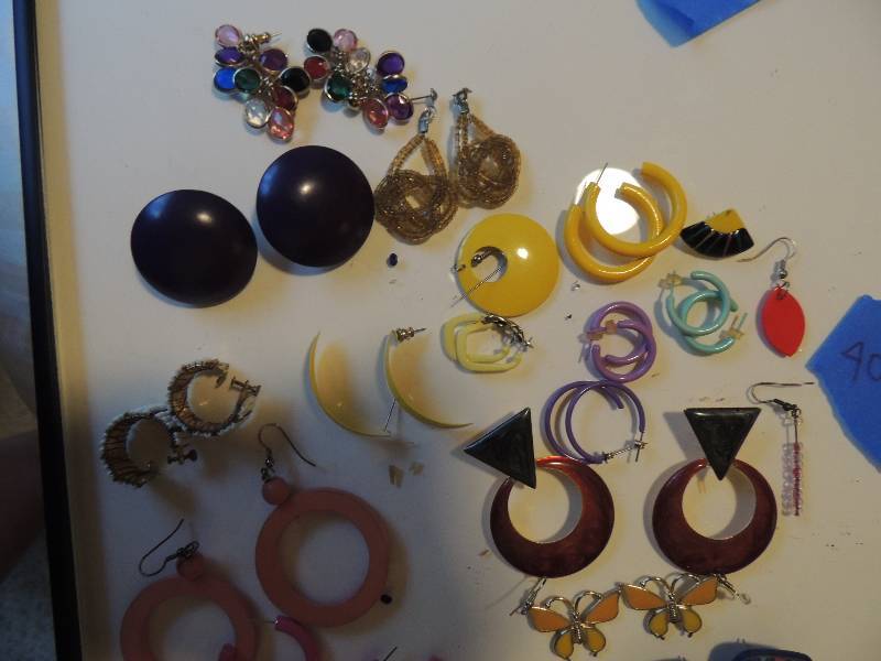 lot 405 image: 17 pairs plus of assorted color earrings pierced and clip
