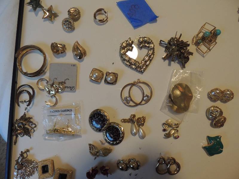 lot 408 image: Gold tone earrings 23 pair