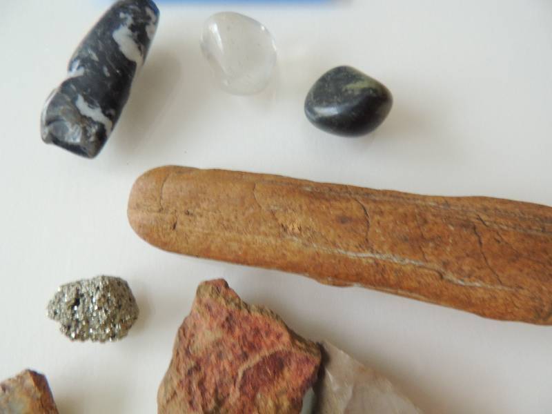 lot 380 image: 10 pieces  petrified wood, fools gold, stones, amethyst