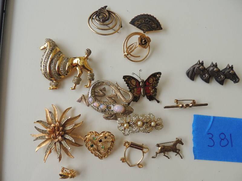 lot 381 image: 14 pieces gold tone jewelry some with stones