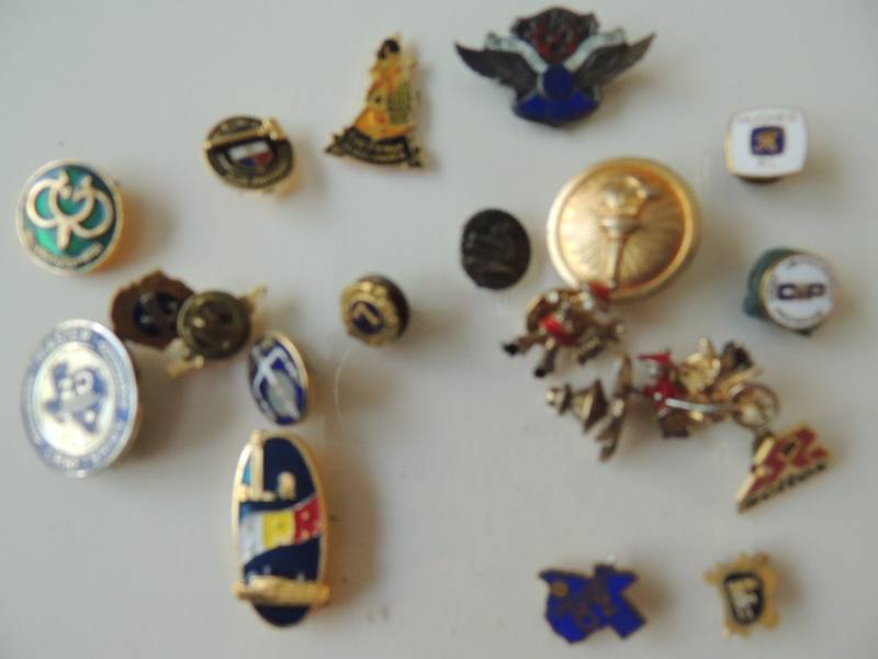 lot 386 image: 19 pieces pins  pins Lions club, navel air station and more