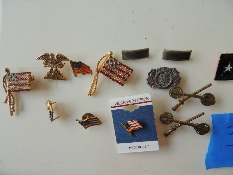 lot 387 image: 13 pieces  flag and military pins