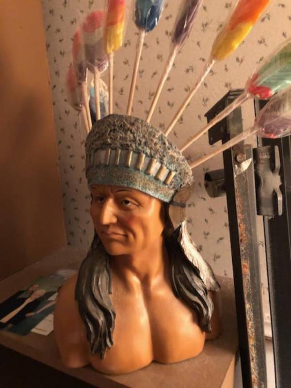 lot 138 image: Indian head  with headdress made of FEATHER Suckers