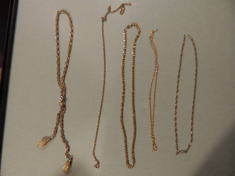 lot 432 image: 5 NECKLACES