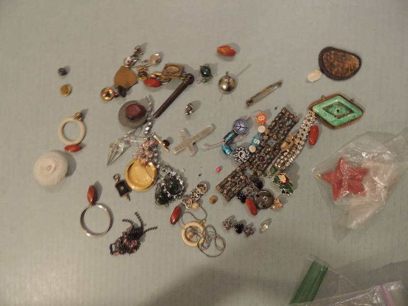 lot 439 image: MISC. JEWELRY PIECES
