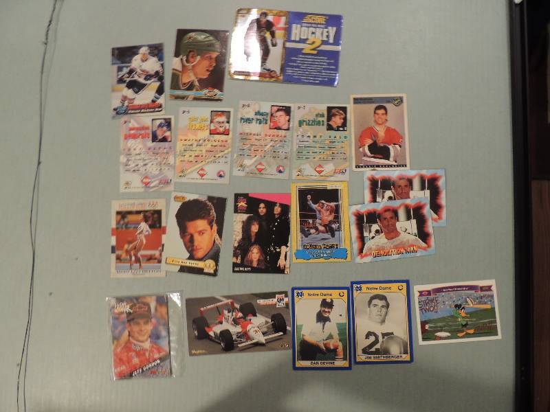 lot 447 image: VARIOUS TRADING CARDS