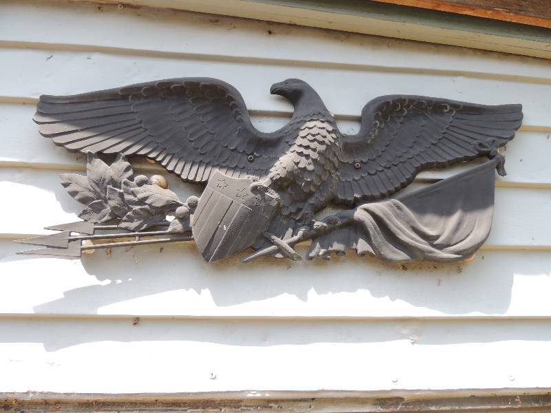 lot 450 image: EAGLE WITH ARROWS  APPROX 12 X 24 PLASTIC