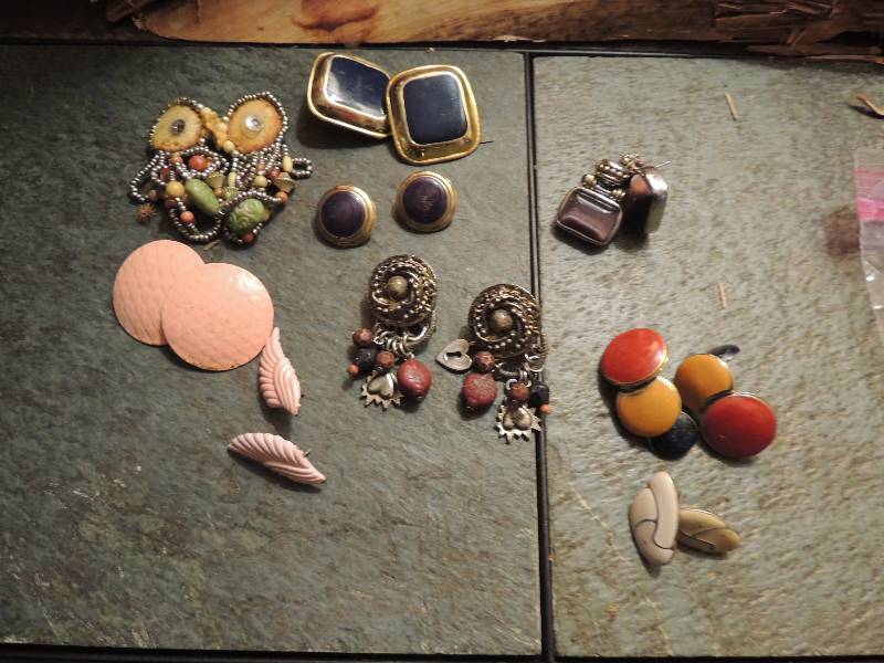 lot 453 image: Vintage earrings 9 pair all pierced