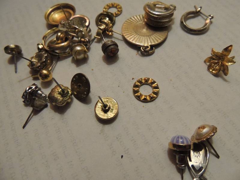 lot 456 image: Bits & Pieces-single earrings, ring, necklace, pendants, etc..