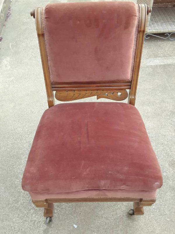lot 11 image: VINTAGE ROLL AROUND CHAIR