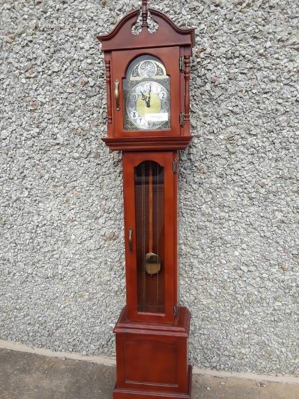 lot 15 image: WORKING WOOD GRANDFATHER CLOCK WITH CHIMES
