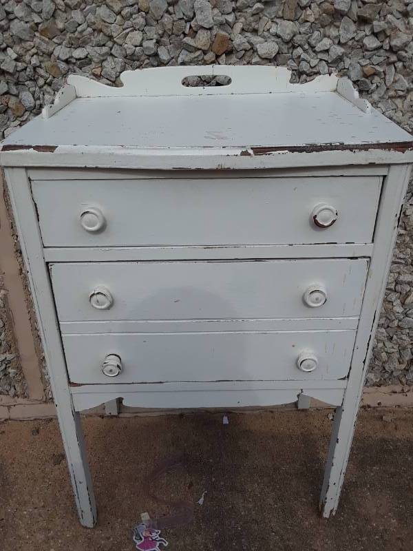lot 18 image: VINTAGE 1920S SEWING CABINET
