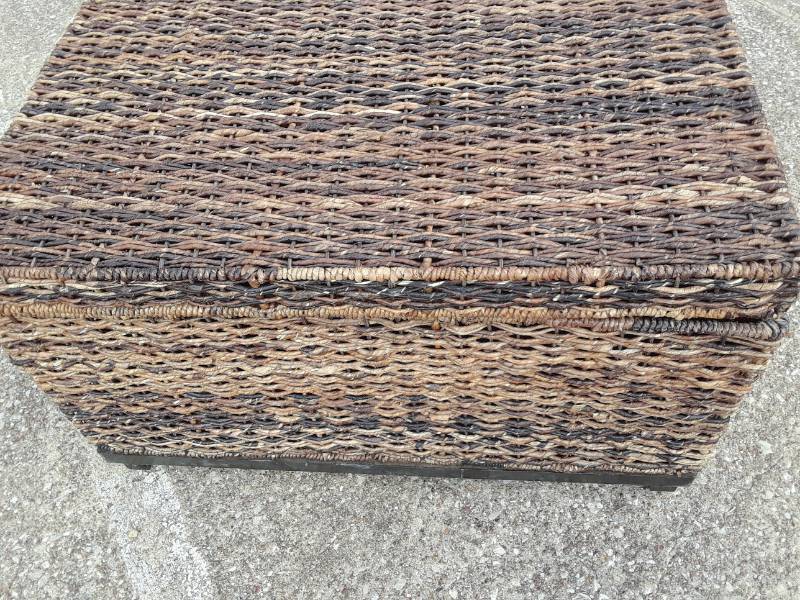 lot 21 image: NICE WICKER STORAGE CHEST