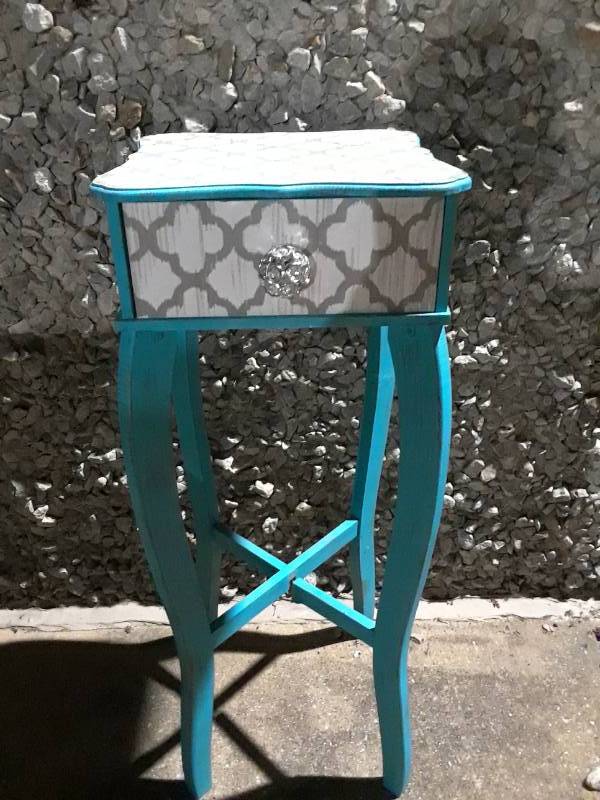 lot 36 image: CUTE SMALL WOOD TABLE WITH DRAWER