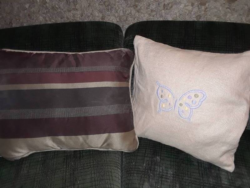 lot 51 image: LOT OF 2 THROW PILLOWS