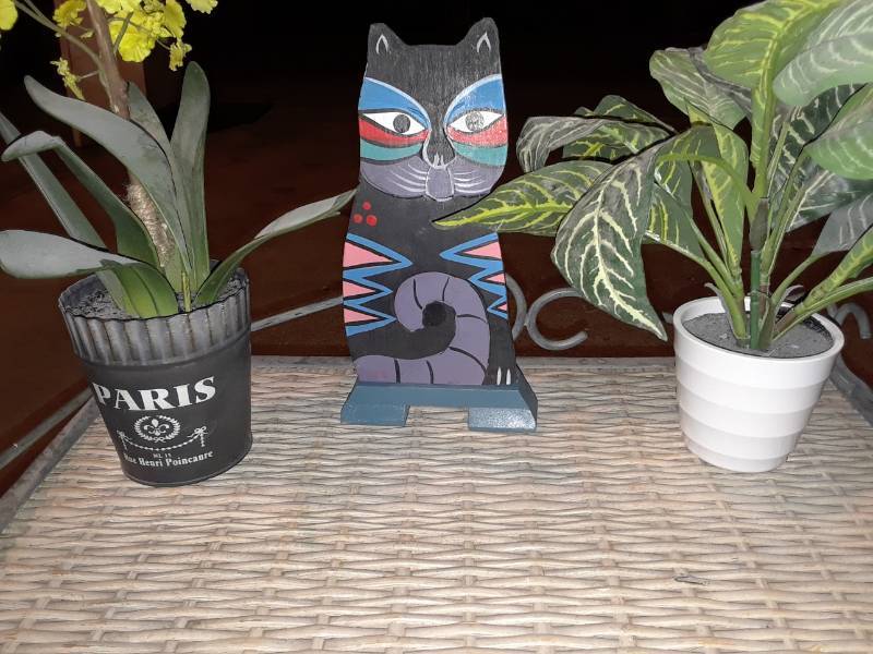 lot 43 image: DECOR LOT INCLUDES PLANTS AND WOOD CAT