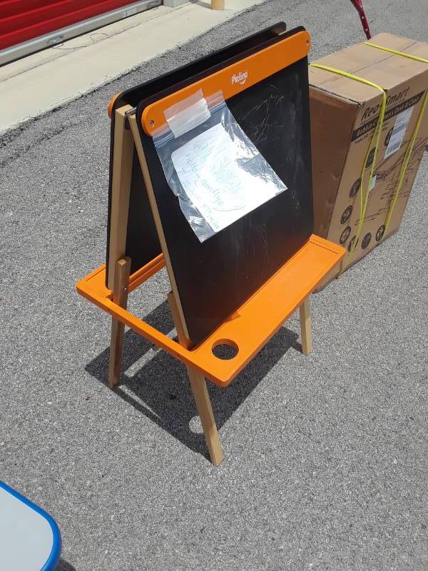 lot 75 image: KIDS ART EASEL
