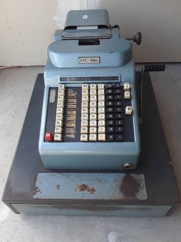 lot 72 image: VINTAGE 1940S CASH REGISTER