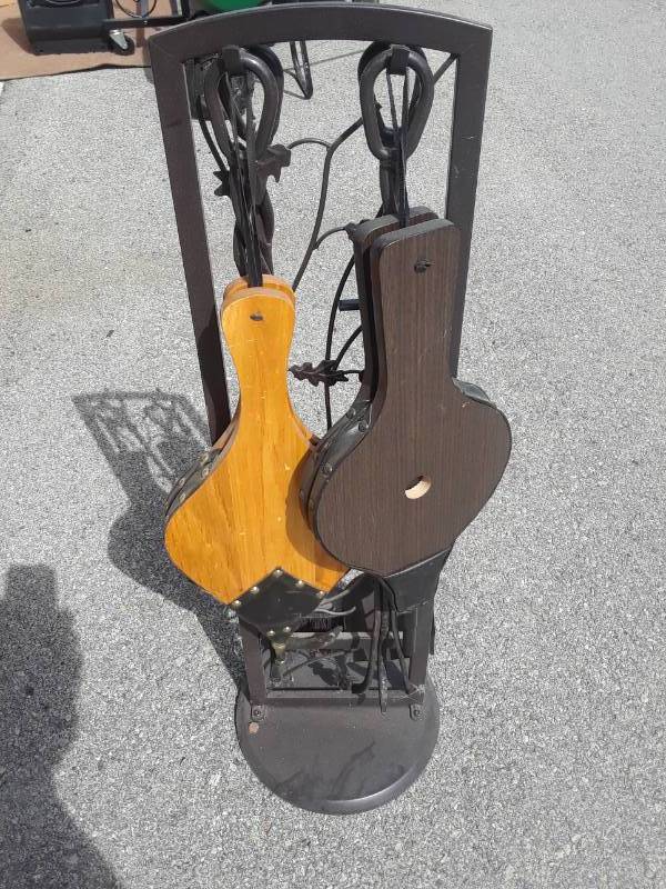 lot 71 image: WROUGHT IRON FIREPLACE SET